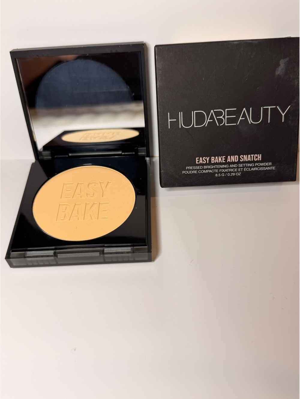 HUDA BEAUTY Easy Bake and Snatch Pressed Brightening Setting Powder Banana Bread
